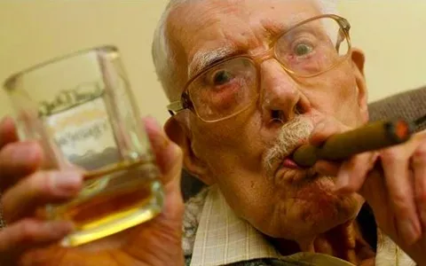 100 χρονών με πούρο και ουίσκι στο χέρι!