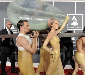 Grammy | Η Lady Gaga εμφανίστηκε μέσα σε αβγό!