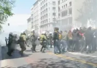 Άγριος ξυλοδαρμός διαδηλωτή στη χθεσινή πορεία... [11/5/2011]