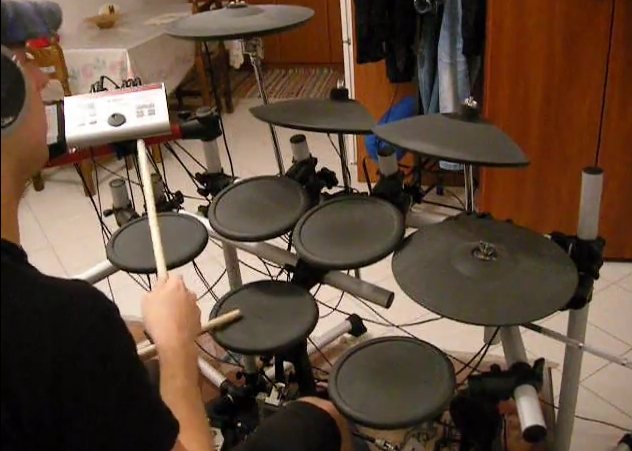 YouTube | Γουστάρει να διασκευάζει Κιάμο στα Drums! [video]