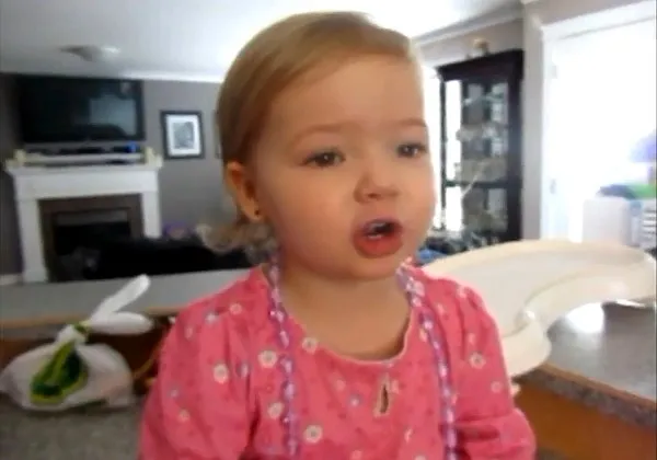 Κοριτσάκι 2 ετών, τραγουδάει Adele και γλυκαίνει όλο το youtube...