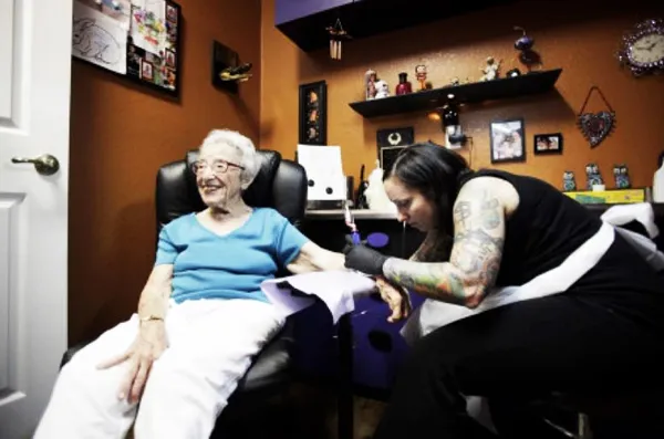 Χτύπησε τατουάζ στα 101 της χρόνια