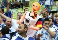Euro 2012 | Η πλαστική κούκλα Μέρκελ που ενόχλησε!