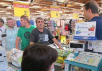 Ισπανία | Καταναλωτές έκαναν "ντου" σε σουπερμάρκετ