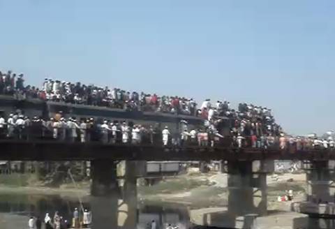 Ινδία | Ένα απίστευτο δημόσιο τρένο (video)