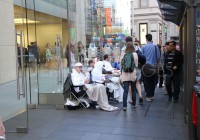 1348042213-customers-queue-outside-sydney-apple-store-for-iphone-5-release_1460007