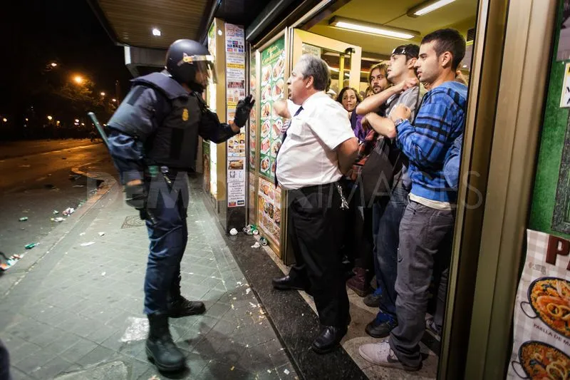 Ισπανία | Τοπικός ήρωας ο ιδιοκτήτης μπαρ που προστάτευσε διαδηλωτές