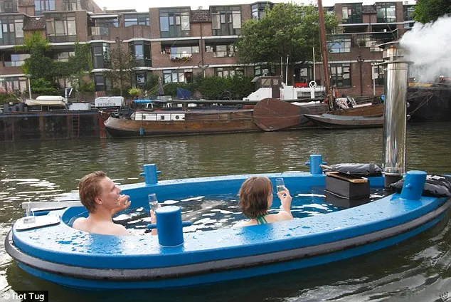 Ολλανδία | Βόλτα στο ποτάμι με ... τζακούζι! 