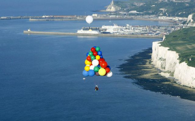 Πέρασε τη θάλασσα της Μάγχης χρησιμοποιώντας... μπαλόνια