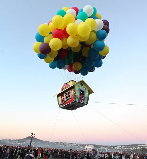 Σπίτι μετατράπηκε σε αερόστατο... με μπαλόνια! (gallery)