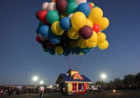 Σπίτι μετατράπηκε σε αερόστατο... με μπαλόνια!
