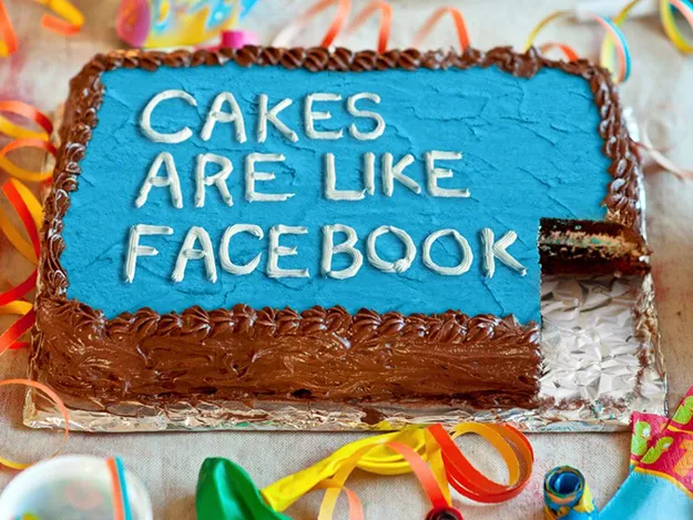 Facebook | Θεωρεί πως μοιάζει με κέικ γενεθλίων και πισίνα!
