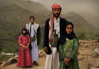 Η φωτογραφία της Stephanie Sinclair διακρίθηκε στην κατηγορία Contemporary Issues Stories. Απεικονίζονται η 6χρονη Tahani (με το ροζ φόρεμα) με τον άντρα της και η πρώην συμμαθήτριά της Ghada, επίσης με τον άντρα της, έξω από τα σπίτια τους στην Hajjah της Υεμένης.