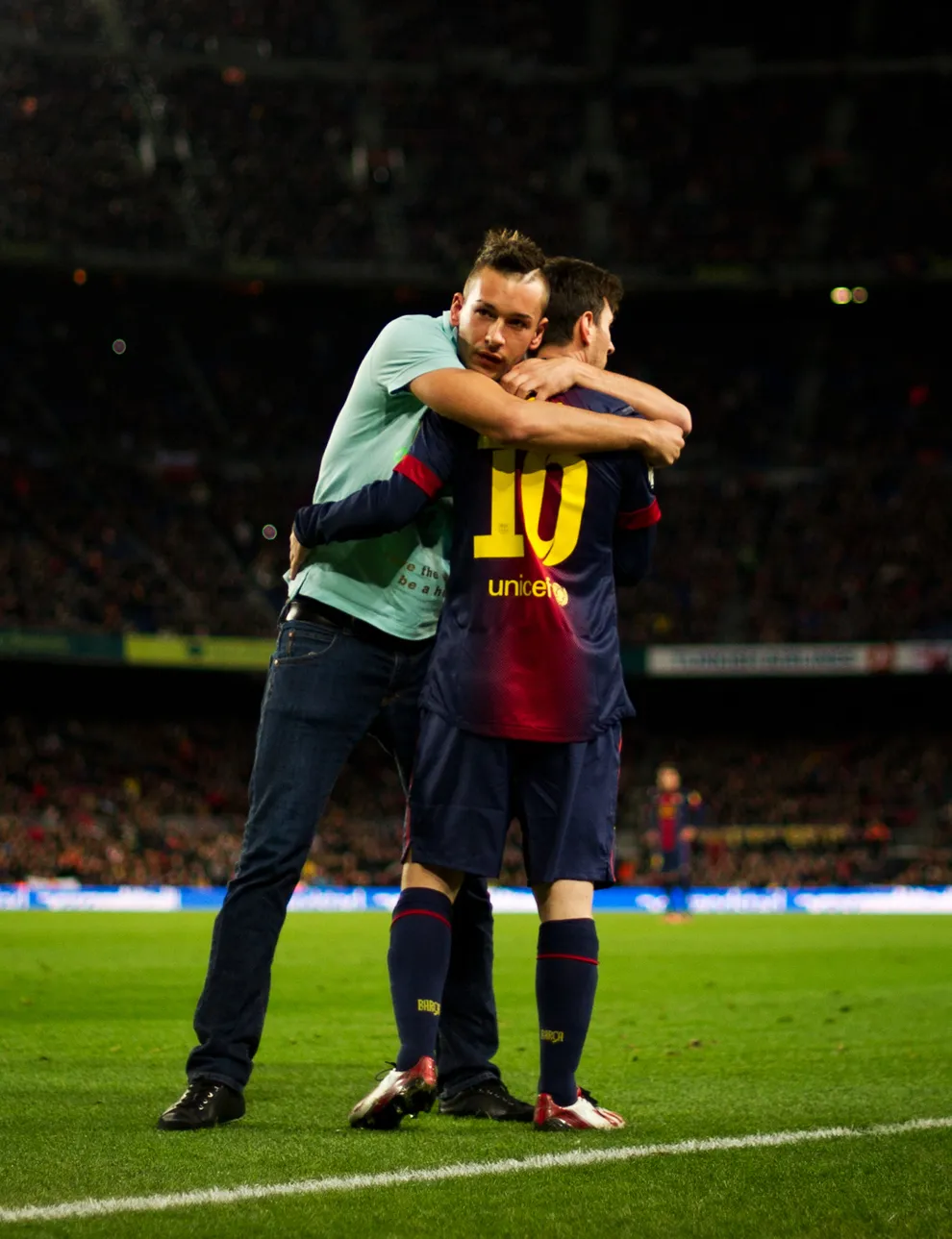 Οπαδός μπήκε στο γήπεδο μόνο για να αγκαλιάσει το Messi!