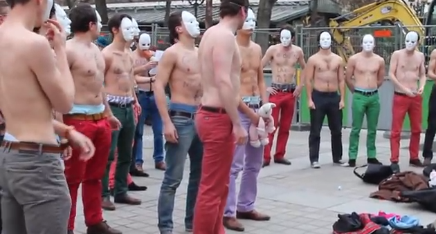 Hommen | Οι γυμνόστηθοι άντρες διαδηλωτές [video]