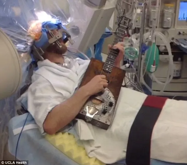 Ασθενής έπαιζε κιθάρα κατά τη διάρκεια επέμβασης στον εγκέφαλο! [video]