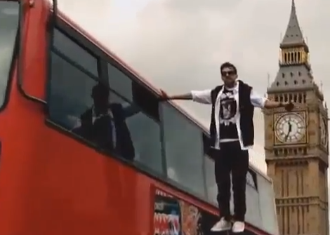 Λονδίνο | Μάγος αιωρείται σε λεωφορείο! [video] 