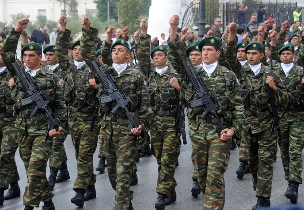 Στρατιωτική στη Θεσσαλονίκη και μαθητικές σε όλη την Ελλάδα [live news]