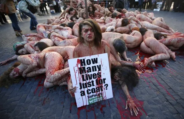 Γυμνή διαμαρτυρία στη Βαρκελώνη για το εμπόριο γούνας (photos)