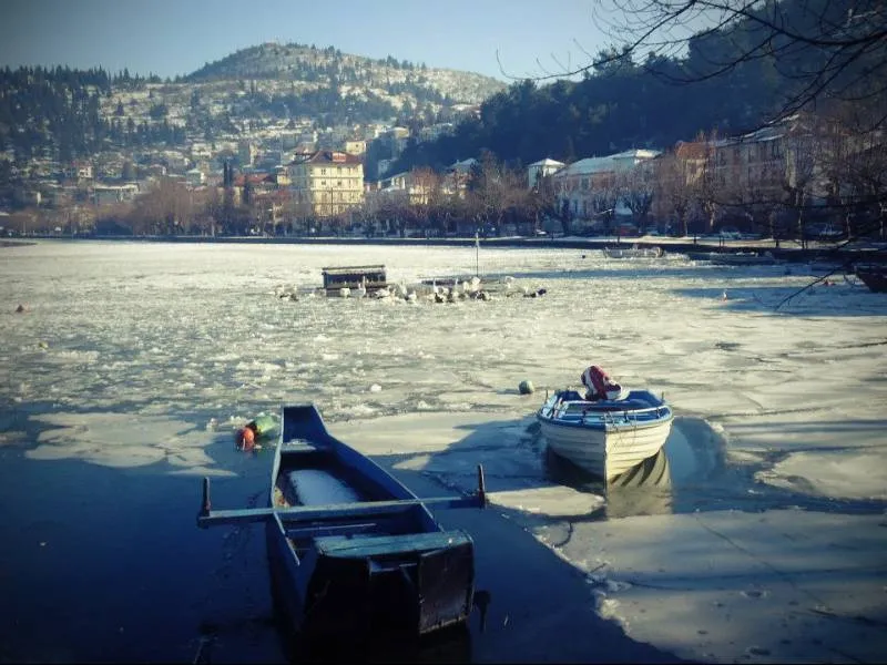 Παγωμένες λίμνες της Ελλάδας | Εξαιρετικά στιγμιότυπα χειμωνιάτικης υφής!