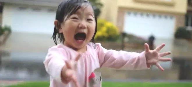 Κοριτσάκι βιώνει για πρώτη φορά τη βροχή! (εκπληκτικό βίντεο)