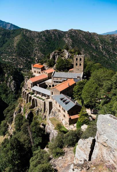 diaforetiko.gr : o canigou 900 Huffington Post:  Τα πιο ωραία μοναστήρια στον κόσμο