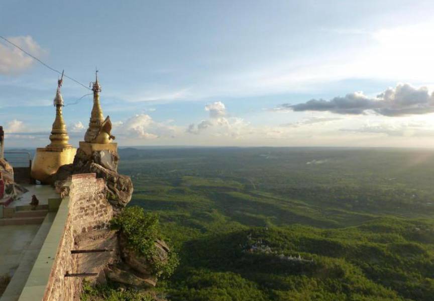 diaforetiko.gr : o popa taungkalat 900 Huffington Post:  Τα πιο ωραία μοναστήρια στον κόσμο