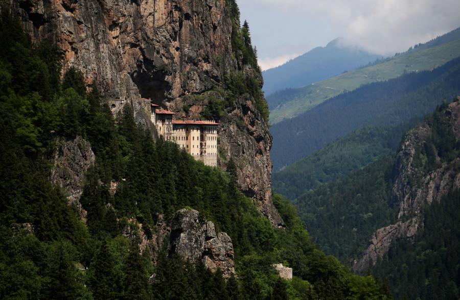 diaforetiko.gr : o sumela monastery 900 Huffington Post:  Τα πιο ωραία μοναστήρια στον κόσμο