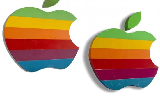 Στο σφυρί τα πολύχρωμα μήλα της Apple