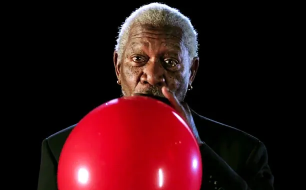 Ο Morgan Freeman να ρουφάει... ήλιο από μπαλόνι είναι ό,τι καλύτερο έχετε ακούσει