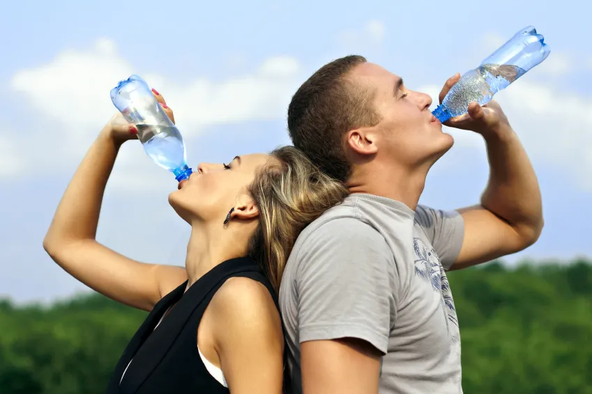 4 τρόποι που το σώμα μας δείχνει πως δεν πίνουμε αρκετό νερό!