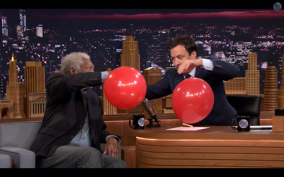 Morgan Freeman και Jimmy Fallon εισπνέουν ήλιο και... συζητάνε