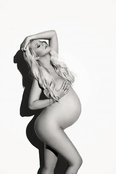 Η Christina Aguilera ποζάρει γυμνή λίγο πριν γεννήσει!