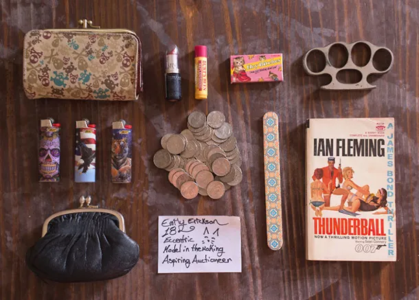 10 Γυναίκες αποκαλύπτουν τι έχουν μέσα στις τσάντες τους