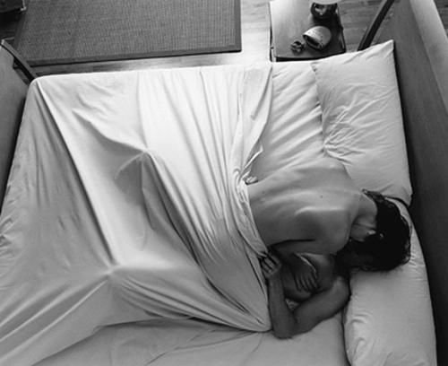 bed-black-and-white-couple-sex-sheets-Favim.com-449327_large