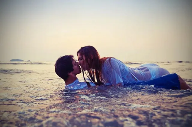 couple-kissing-on-the-beach