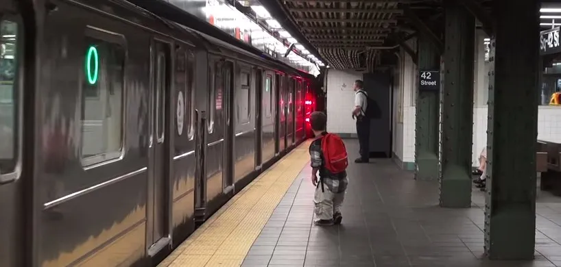 Ένας νάνος περπατάει στους δρόμους της Νέας Υόρκης καταγράφοντας τον ρατσισμό 