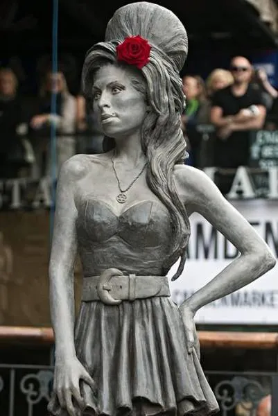 Αυτό είναι το άγαλμα της Amy Winehouse στο Λονδίνο