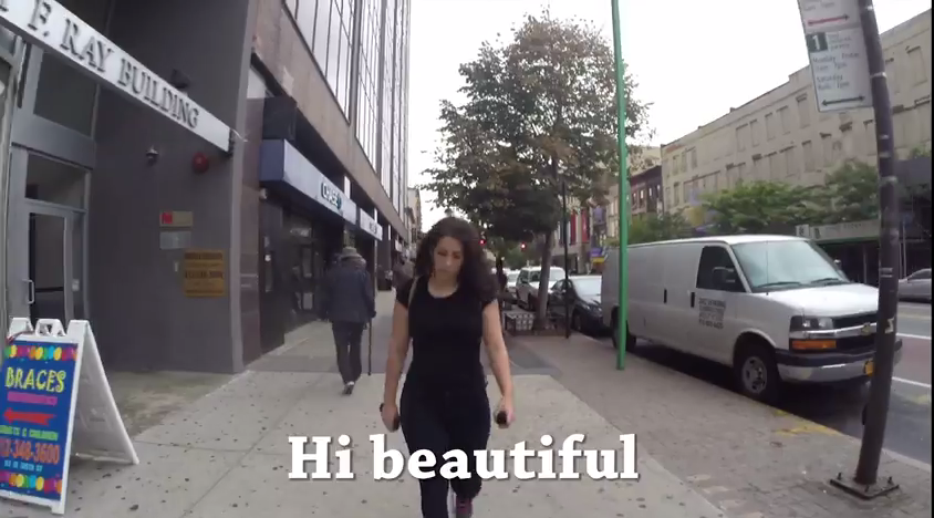 Μια γυναικά περπατάει στους δρόμους της Νέας Υόρκης, δέχθηκε περισσότερες από 100 παρενοχλήσεις
