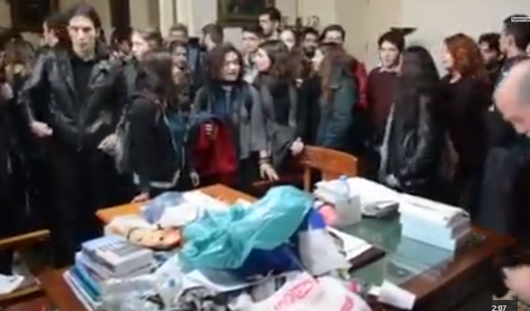 Παράσταση διαμαρτυρίας με άδειασμα σακούλας σκουπιδιών στον αντιπρύτανη! (video + γκάλοπ)