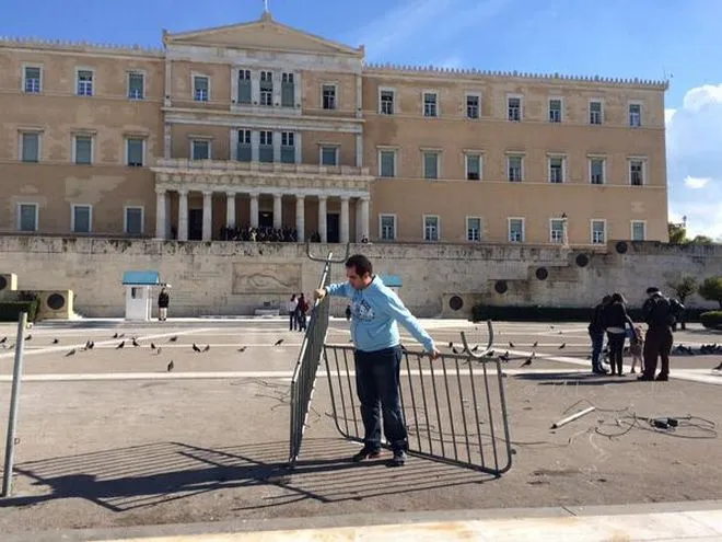 Επιτέλους, ξήλωσαν τα κάγκελα έξω από τη Βουλή! (photo+vid)