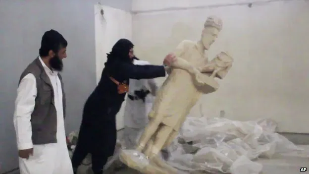 Φρίκη! Μέλη της ISIS καταστρέφουν αγάλματα από τον 9ο αιώνα π.Χ.