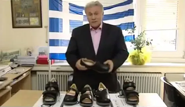 Ο Παναγιώτης Ψωμιάδης πουλά παπούτσια στο telemarketing