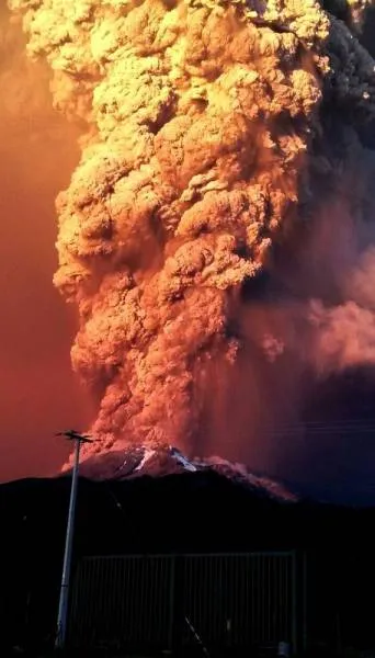 Εντυπωσιακές εικόνες από την έκρηξη του ηφαιστείου Καλμπούκο στη Χιλή