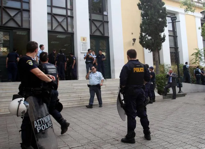 ΕΚΠΑ: Διαδηλώνουν οι διοικητικοί έξω από την Ευελπίδων