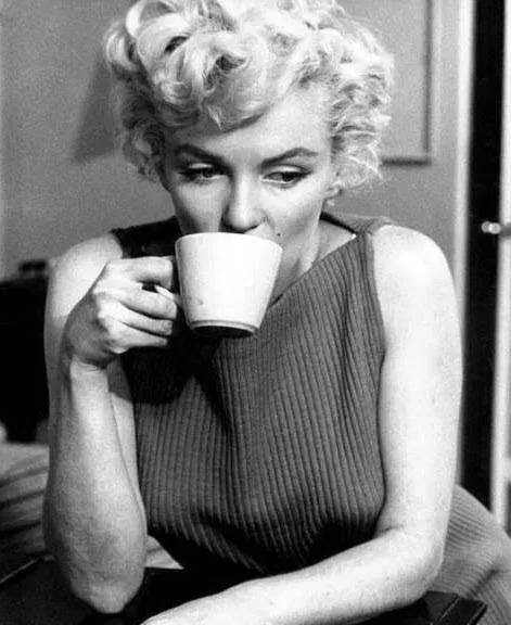 Marilyn-drinking-coffee