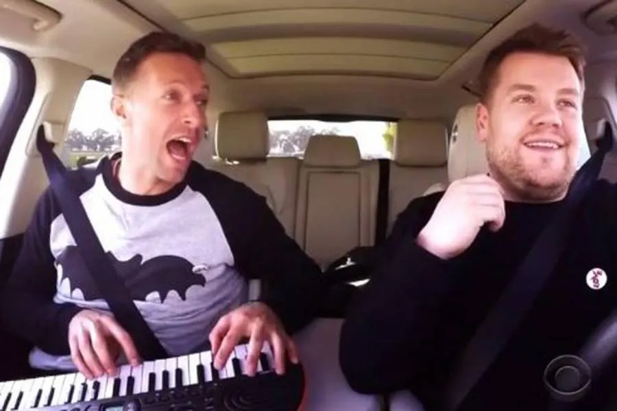 Ο Chris Martin επιβιβάστηκε στο Carpool Karaoke χαρίζοντας μας ένα εκπληκτικό video!
