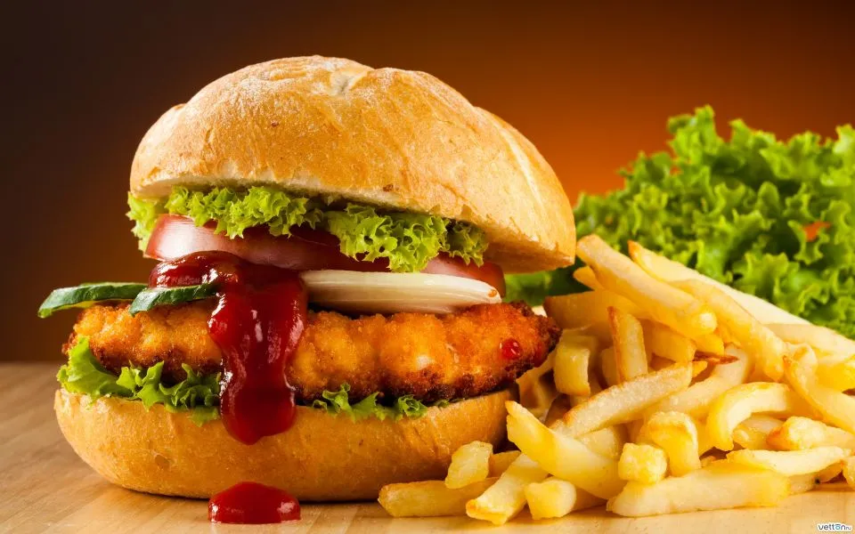 Fast food: Υπάλληλοι μας αποκαλύπτουν τι δε πρέπει να φάμε ποτέ ξανά!