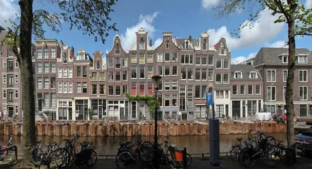 amsterdam_gabled-houses_920x500