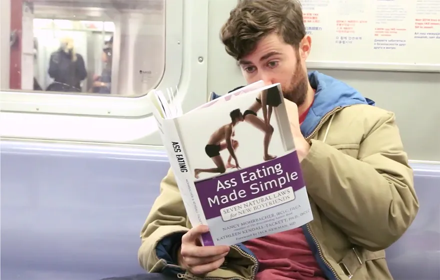 Εσύ πως θα αντιδρούσες αν κάποιος στο μετρό κρατούσε αυτά τα βιβλία;